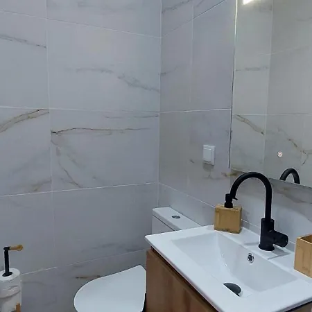 At Maries 4 Blue 페니케